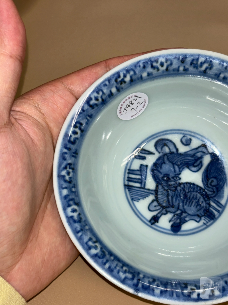 明晚期 外白釉内青花麒麟望月纹碗一对 - 图3